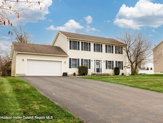 91 Canterbury Dr, Saugerties, NY 12477