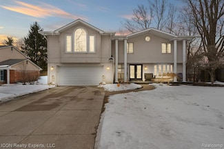 1965 Devonshire Rd, Bloomfield Hills, MI 48302