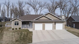 318 Live Oak Ln, Bismarck, ND 58504