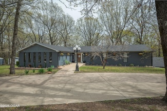 693 Cedar Ridge Dr, Neosho, MO 64850