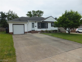 13621 Bellbrook Dr, Brookpark, OH 44142
