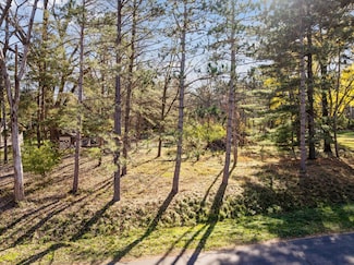 2xx Edgecumbe Dr, Mahtomedi, MN 55115