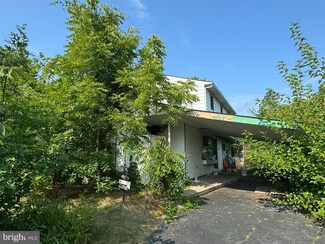 11 Little Ln, Levittown, PA 19054