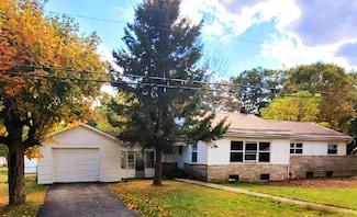 144 Monroe St, Rupert, WV 25984