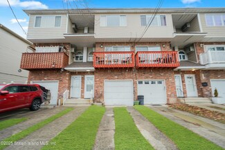 210 Tennyson Dr, Staten Island, NY 10308