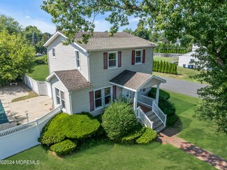 17 Pinewood Ave, West Long Branch, NJ 07764