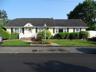 524 Polaris St, North Babylon, NY 11703