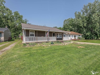 9601 Exeter Rd, Carleton, MI 48117