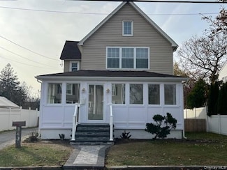 349 N 4th St, Lindenhurst, NY 11757