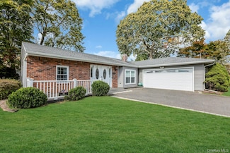 92 Barrett Ave, Bayport, NY 11705