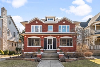 141 Scottswood Rd, Riverside, IL 60546