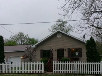 610 S Newton St, Goodland, IN 47948