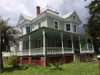 144 4th St, Apalachicola, FL 32320