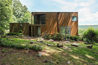 194 Pleasant Ridge Rd, Poughquag, NY 12570