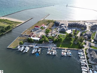 18 2nd St, Frankfort, MI 49635