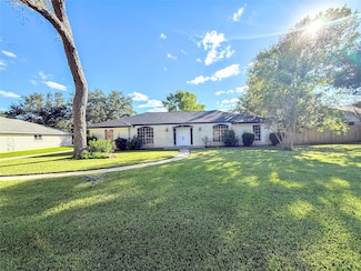 104 Iris St, Lake Jackson, TX 77566