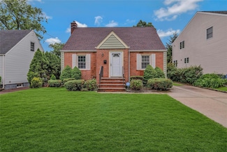 35 Greenway, New Hyde Park, NY 11040