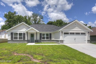 1235 Sheila Ann Dr, Carthage, MO 64836