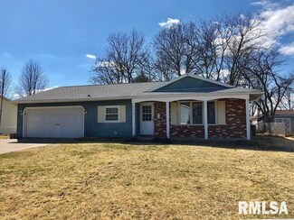 938 Pennyoaks Dr, Macomb, IL 61455