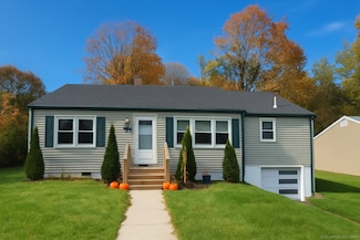 92 Lake St, Moosup, CT 06354