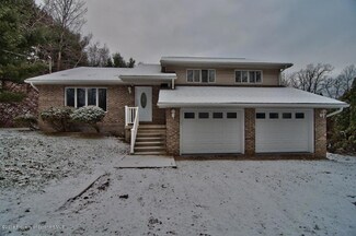 11 Alexandria Dr, Olyphant, PA 18447