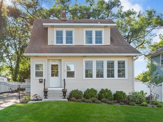 318 Wood St, Wheaton, IL 60187