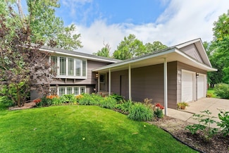 570 Roberts St SW, Hutchinson, MN 55350