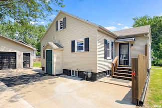 1603 Willow St, Pekin, IL 61554