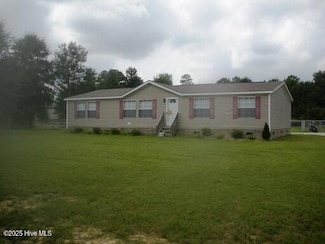 103 Edgewater Ln, Richlands, NC 28574