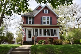 549 W College Ave, Waukesha, WI 53186