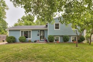 7721 Dellwood Dr, Urbandale, IA 50322