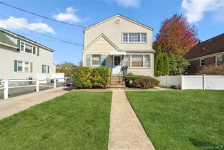 59 Wood St, Lynbrook, NY 11563
