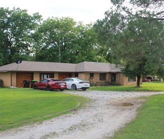 929 N Washington St, Pilot Point, TX 76258