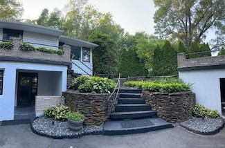 5 Old Orchard Rd, Bloomfield, CT 06002