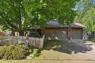 808 Ironwood Ct, Council Bluffs, IA 51503