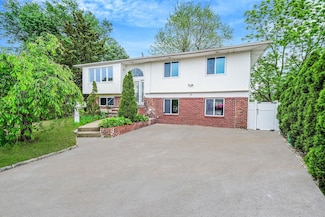 4 Mason Ct, Levittown, NY 11756