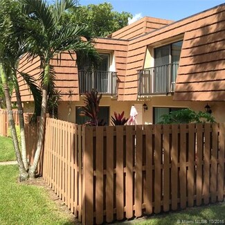 2579 Lakeview Ct, Hollywood, FL 33026