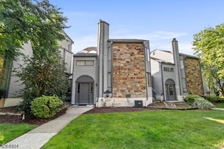 27 Delbarton Ct, Hackettstown, NJ 07840