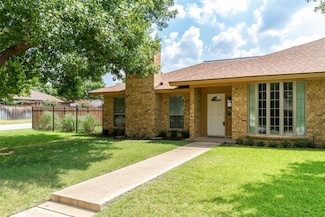 5201 Ledgestone Dr, Fort Worth, TX 76132