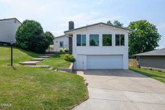 1016 Crescent Ln, Bismarck, ND 58501