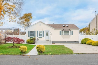 1568 7th St, West Babylon, NY 11704