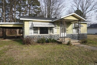 613 S Walnut St, Hope, AR 71801