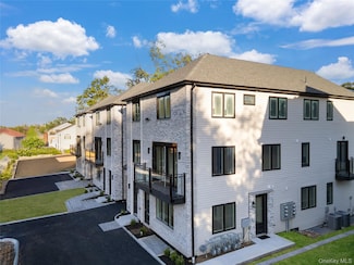 27 Ellish Pkwy Unit 103, Spring Valley, NY 10977