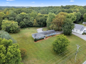 2337 Les Robinson Rd, Columbia, TN 38401