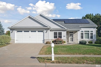 202 E Parkview Dr, Walcott, IA 52773