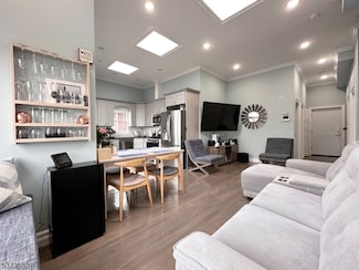 37 Spruce St Unit 5, Jersey City, NJ 07306