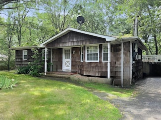 358 S Service Rd, Center Moriches, NY 11934