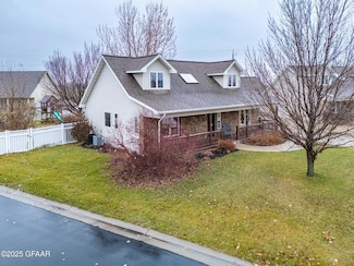 5696 Cypress Point Dr, Grand Forks, ND 58201