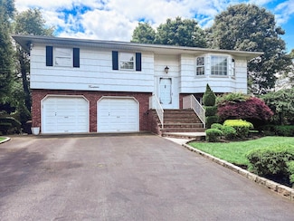 14 Scott St, Dix Hills, NY 11746