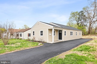 8 W Minuit Dr, New Castle, DE 19720